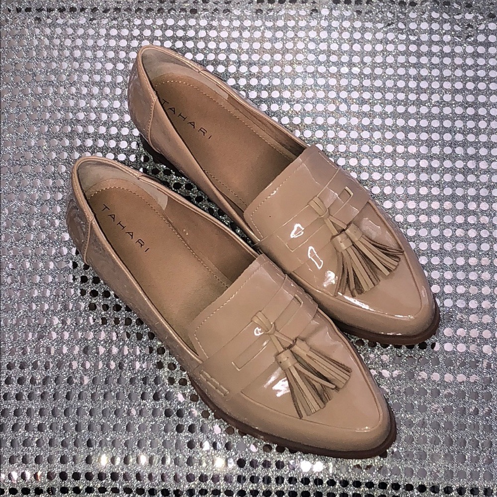 #TAHARI Pointed Toe Patent Leather Tan Loafer 8.5M